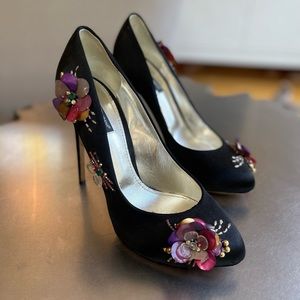 DOLCE AND GABBANA PUMP SATIN WITH FLOWER APPLIQUÉ